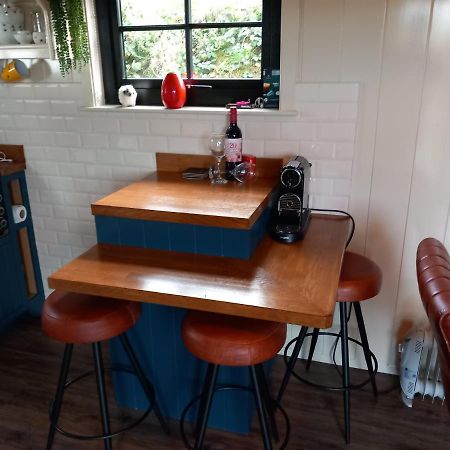 Delightful Shepherds Hut 웨스트포트 외부 사진