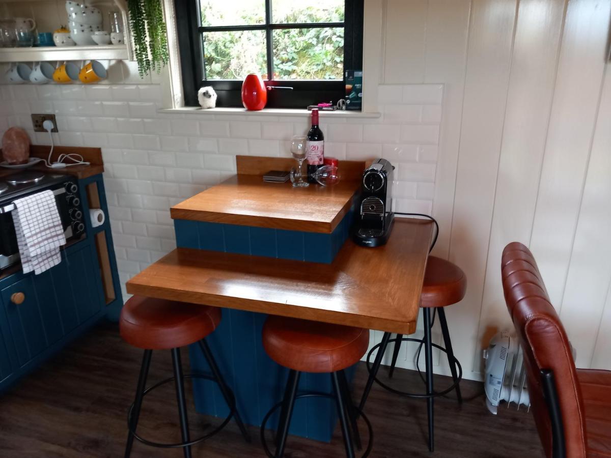 Delightful Shepherds Hut 웨스트포트 외부 사진